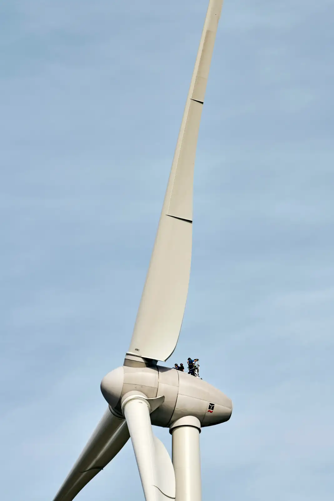 Vista aérea de campos agrícolas y paneles solares