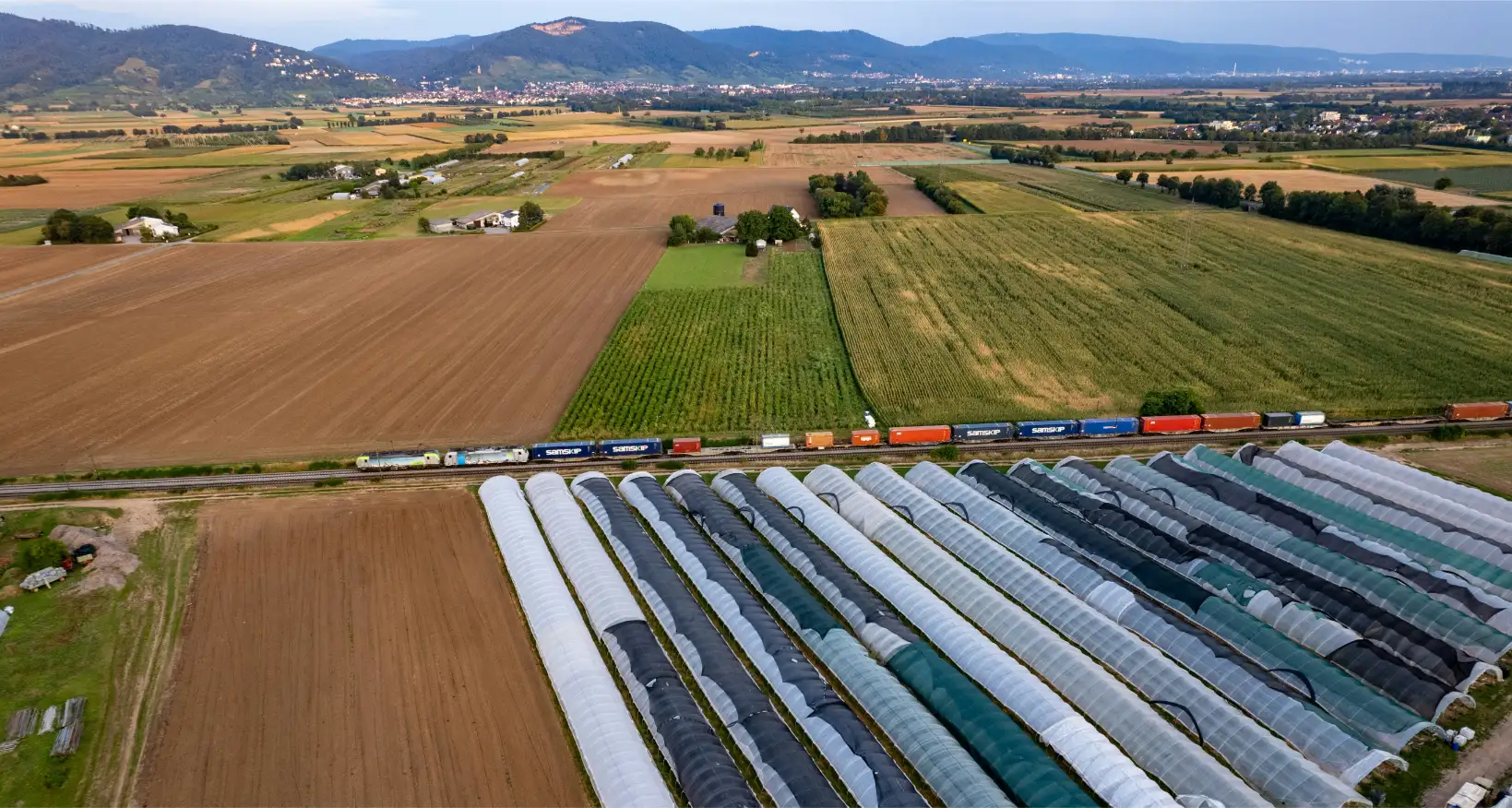 Vista aérea de campos agrícolas y paneles solares